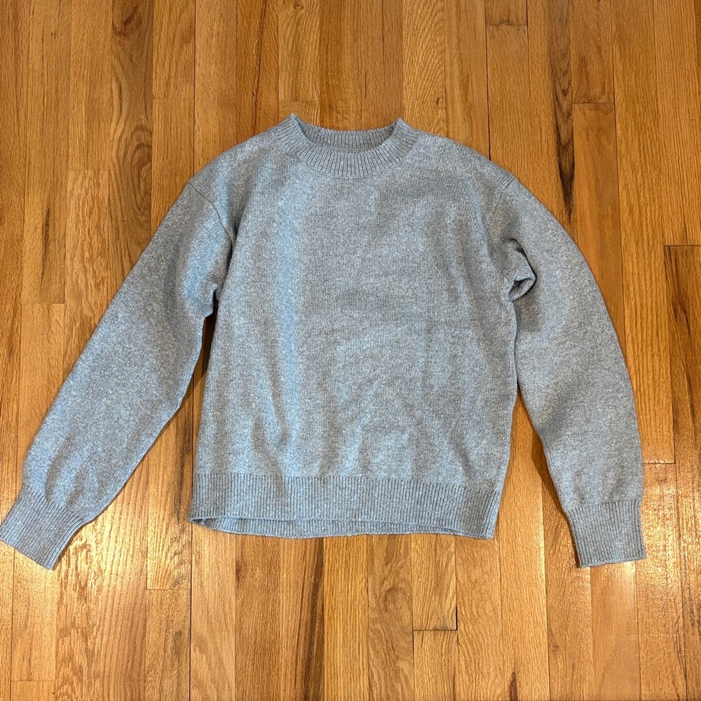 Gray silver women’s banana republic Sweater NWT